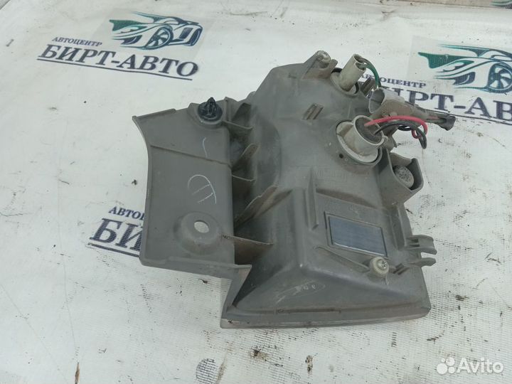 Фонарь задний в бампер правый Toyota Isis I рестайлинг (2009—2018)