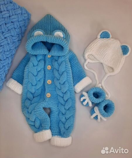 Комбинезон вязаный для малыша