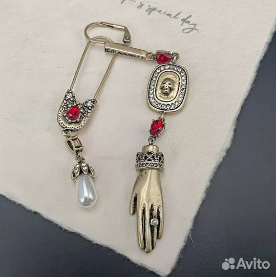 Серьги alexander mcqueen ассиметричные