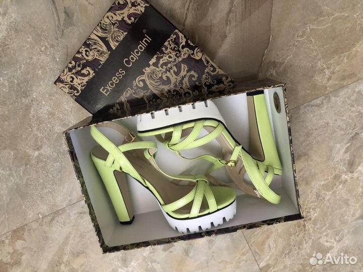 Босоножки новые, Лакированная кожа.Италия