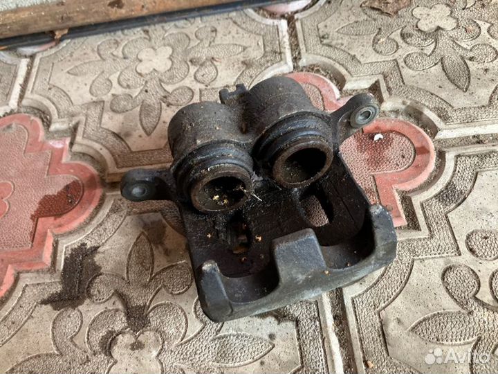 Суппорт тормозной передний правый Infiniti Fx35