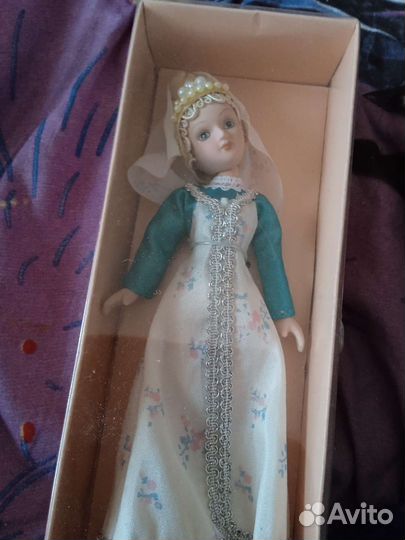 Кукла из фарфора