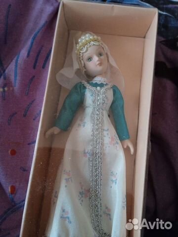 Кукла из фарфора