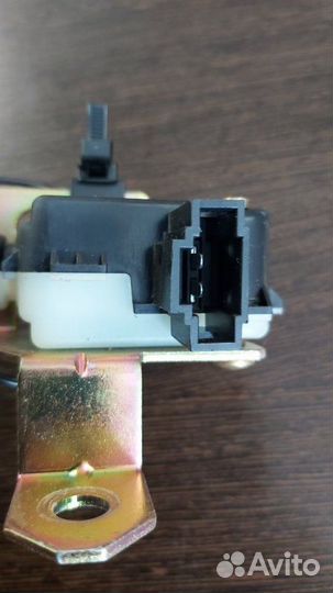 Замок стекла багажника Volkswagen Touareg 1 4.2