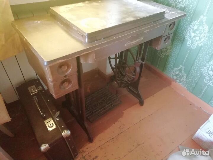 Старинная швейная машинка