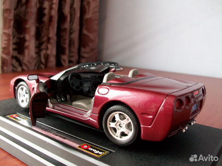 Модель Bburago 1/24 Chevrolet Corvette Convertible