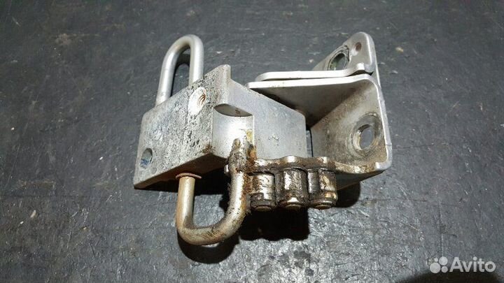 Петля двери передняя правая Volkswagen Passat CC