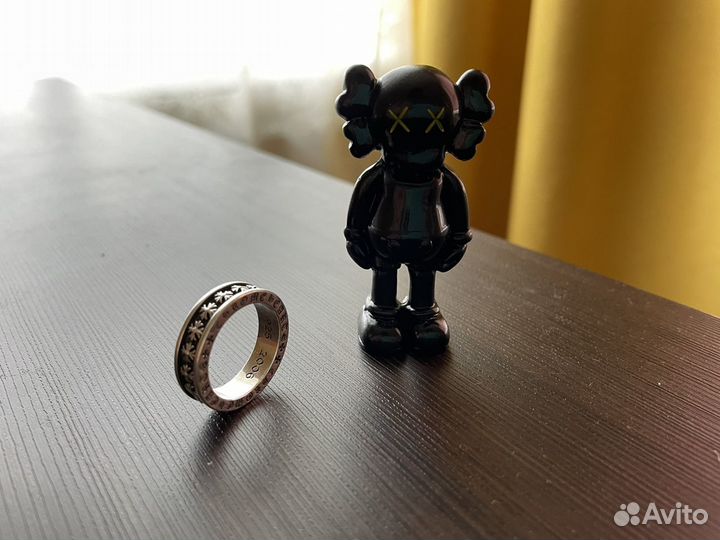 Игрушка Kaws и кольцо из серебра Chrome Hearts