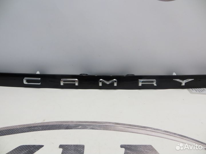 Накладка крышки багажника Toyota Camry V70