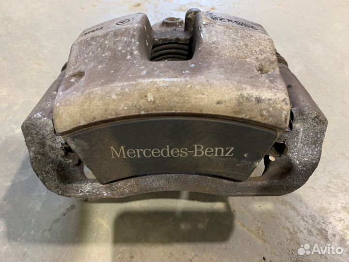 Суппорт передний левый Mercedes-Benz C-Class W204