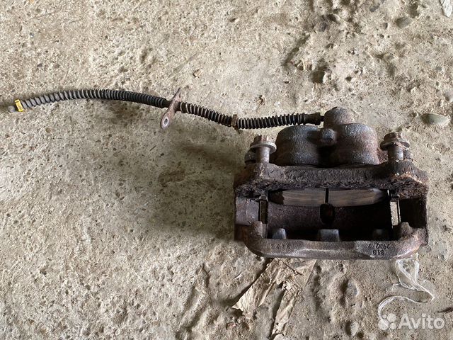 Суппорт передний правый Land Rover Discovery 3