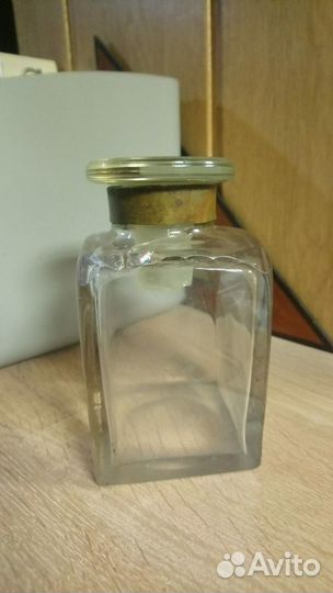 Старинная стеклянная банка, чайница