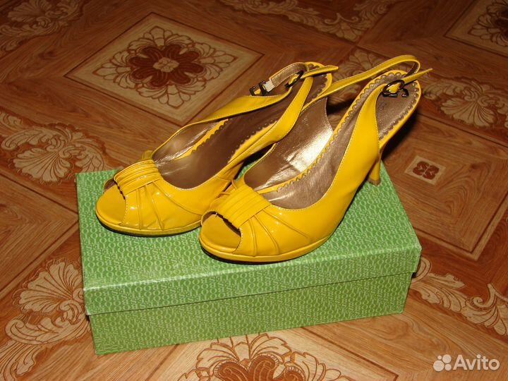 Босоножки желтые