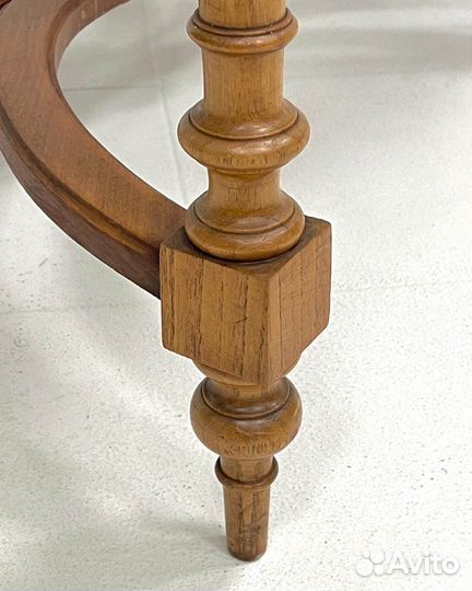 Антикварный кофейный стол из массива ореха