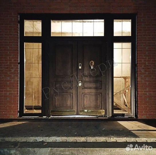 Широкая двустворчатая дверь для частного дома