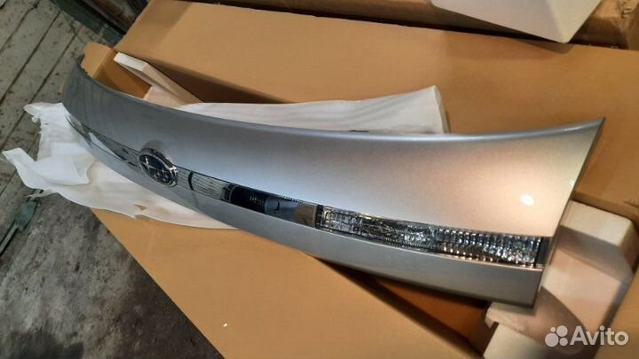Накладка крышки багажника задняя Subaru Outback
