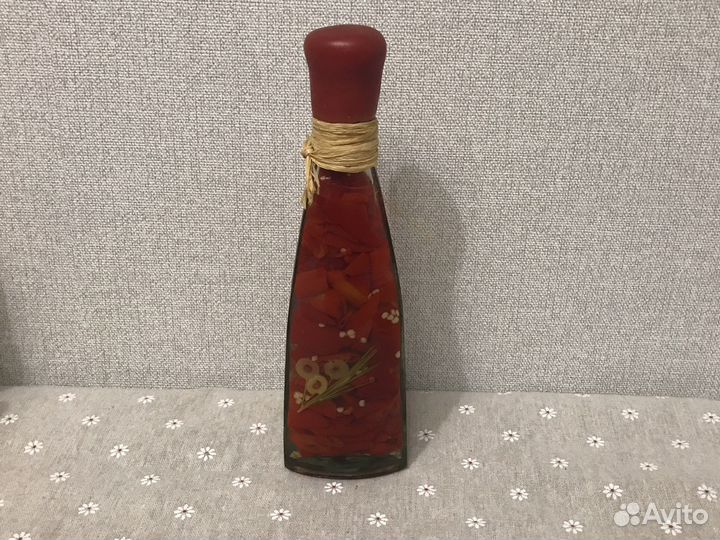 Декоративная бутылка с перцем