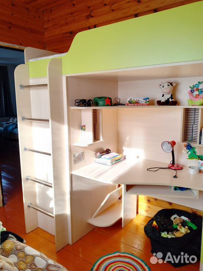 Детская кровать чердак со столом и шкафом