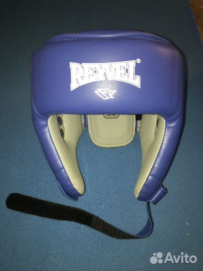 Боксерские перчатки и шлем