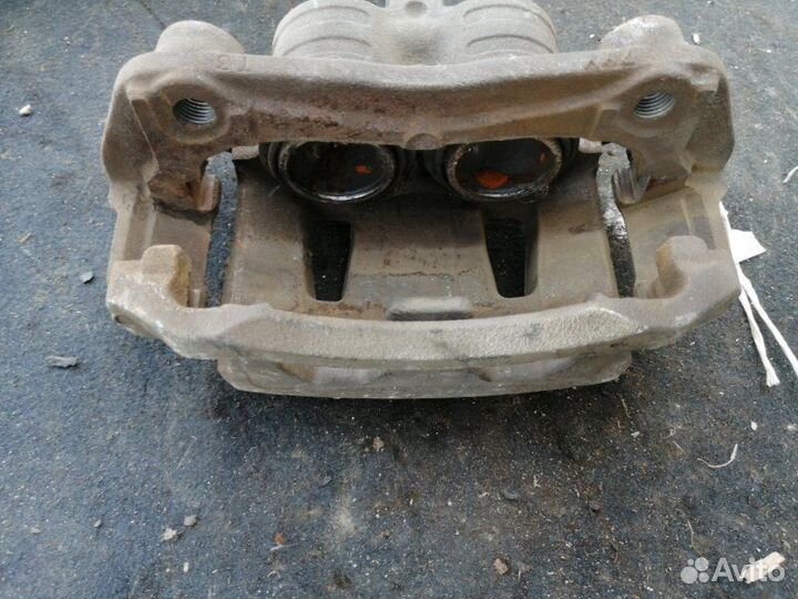 Суппорт передний правый Nissan Serena C25 MR20