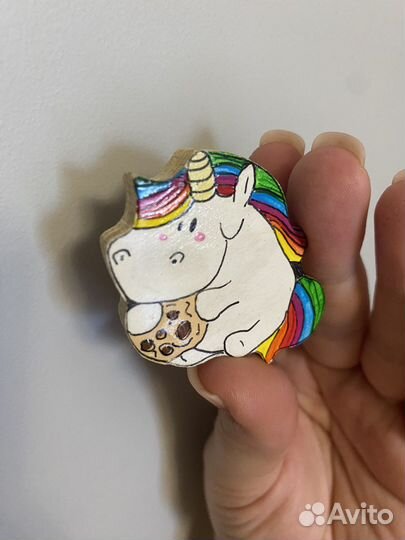 Значок деревянный единорог