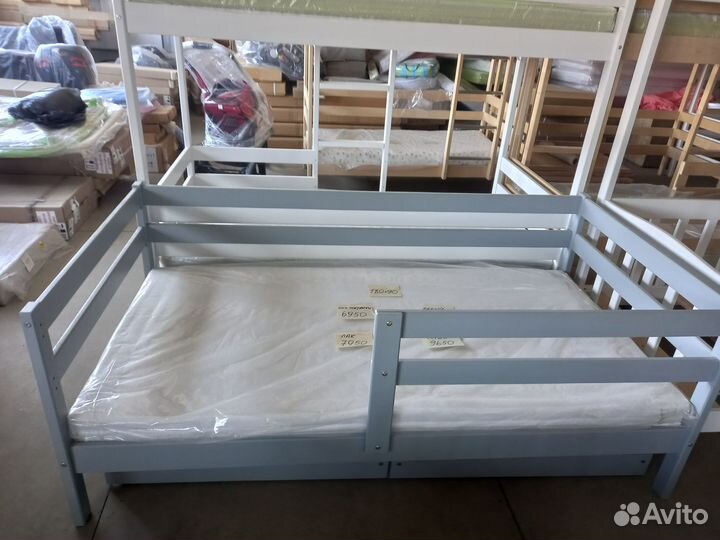 Кроватка для подростков из массива дерева