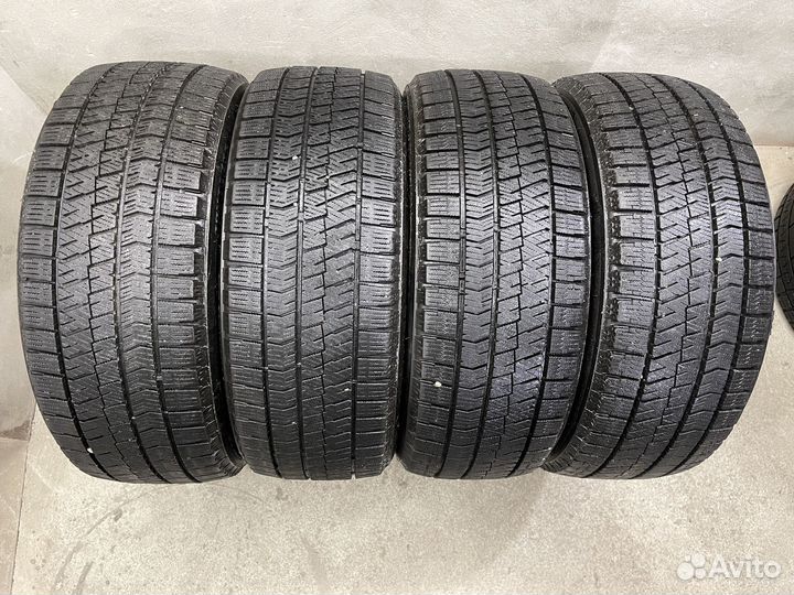 Bridgestone Blizzak VRX2 215/45 R17