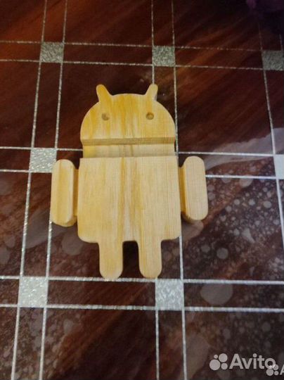 Подставка для телефона из дерева в виде андроида