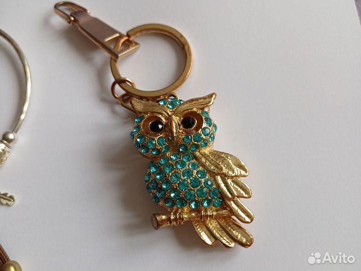 Набор бижутерии и брелков со стразами