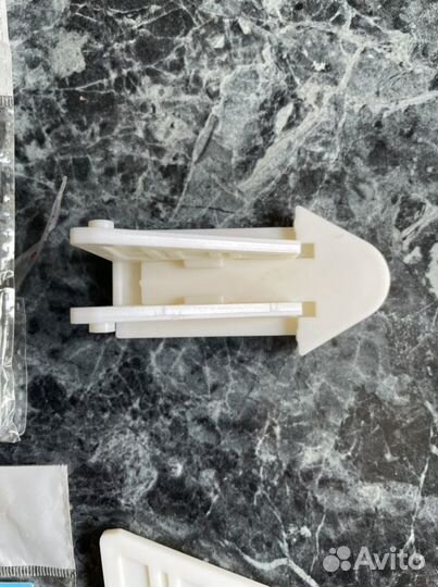 Ограничитель раздвижных дверей от детей