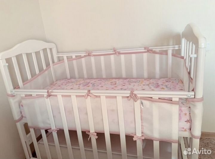 Детская кроватка белая с маятником и ящиком