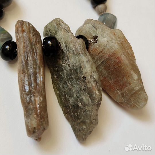 Колье с Зелёным Кианитом и Ларвикитом