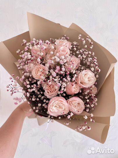 Букет из кустовых пионовидных роз и гипсофилы