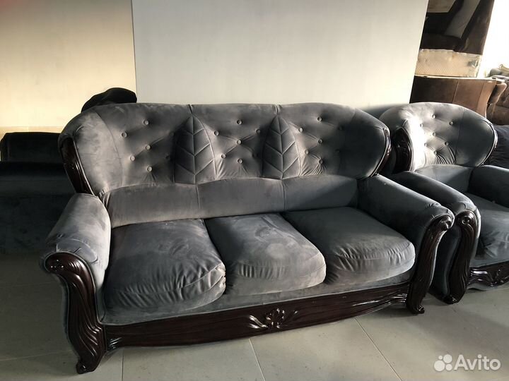 Диван с двумя креслами