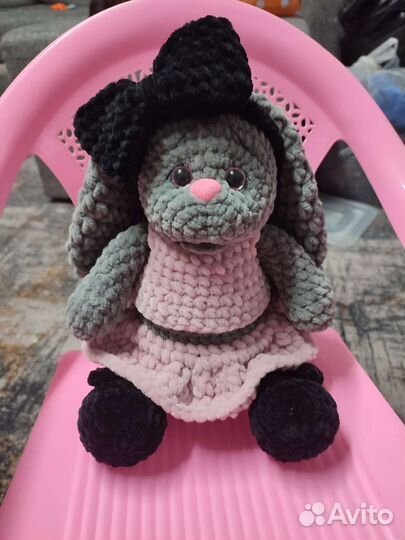 Вязаная игрушка амигуруми зайка