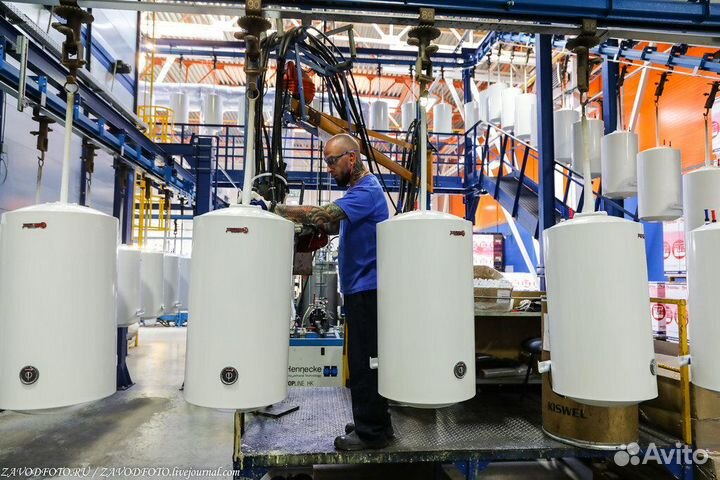 Рабочий на производство водонагревателей