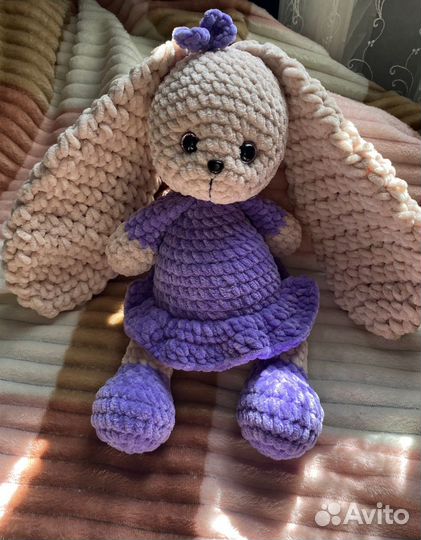 Вязаная игрушка заяц