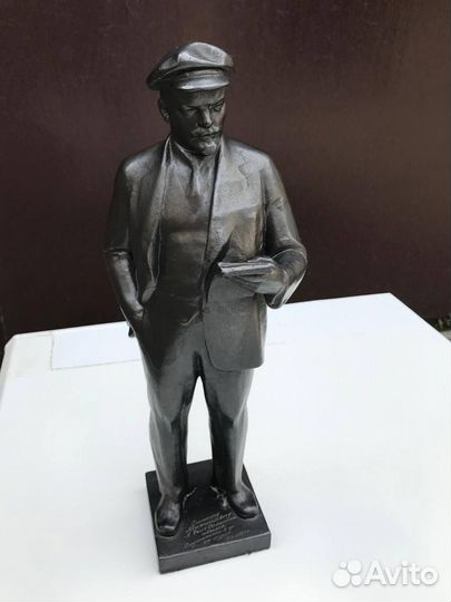 Скульптура В. И. Ленин