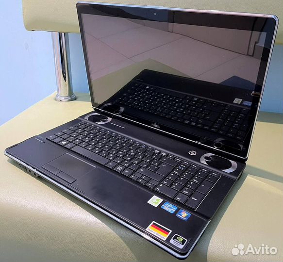 Fujitsu NH751 (Intel i5 / 8gb / SSD+HDD / 17.3