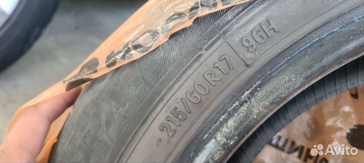 Toyo Tranpath MPZ 215/60 R17