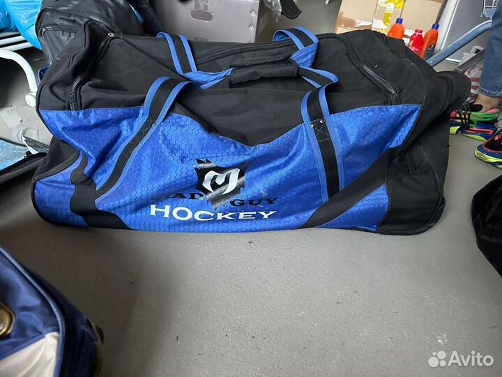 Хоккейный шлем и хоккейная сумка