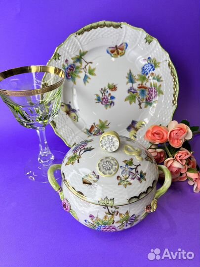 Небольшой супник с букетами и цитрусами