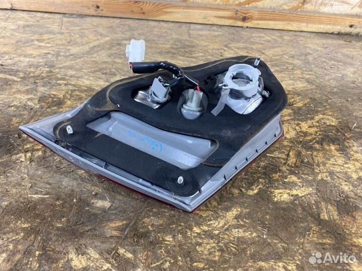 Фонарь задний внутренний задний правый Toyota