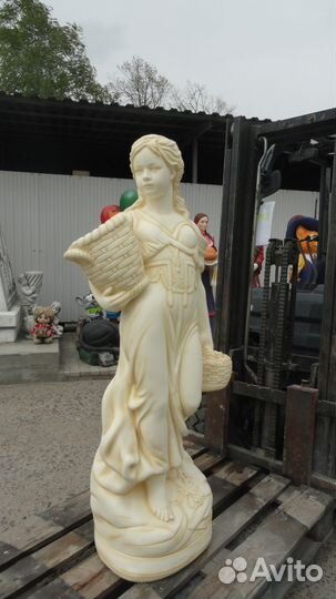 Фигура садовая Маргарита из бетона