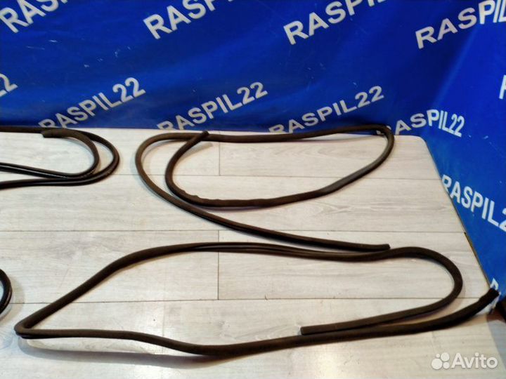 Уплотнитель дверного проема Toyota Mark Ii GX90