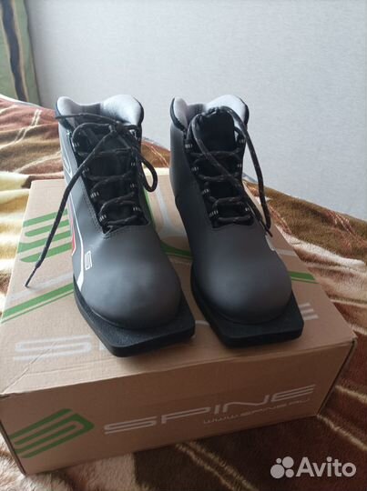 Продам лыжные ботинки 39 размера