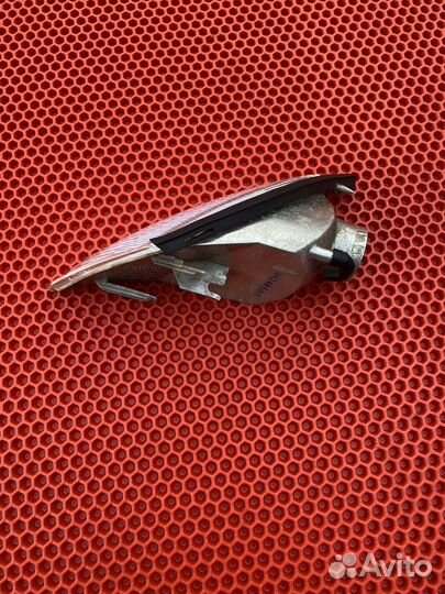 Повортник правый Mitsubishi Carisma дорестайлинг