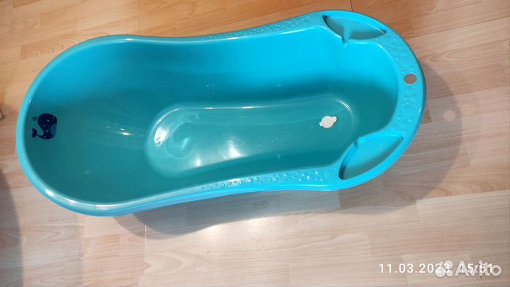 Ванночка для купания и градусник для водички