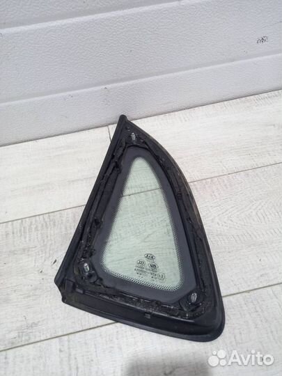 Форточка заднего правого крыла Kia Rio 3