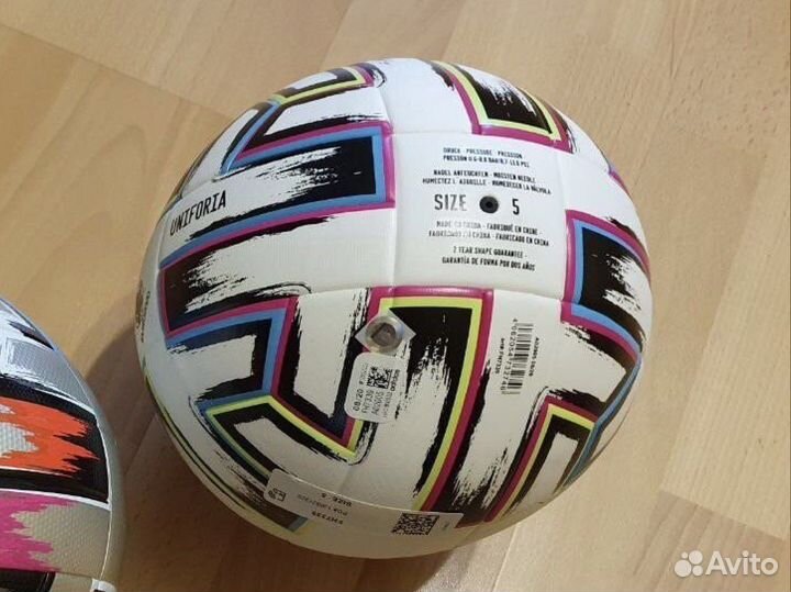 Футбольный мяч adidas серия uniforia размер 5